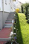 Am Hausaufgang stehen die Frühjahrsblüher in aller Pracht